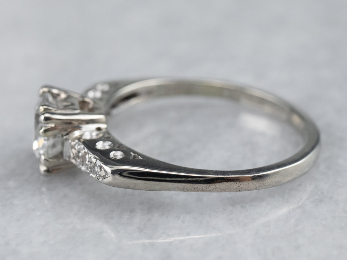 Anillo de compromiso retro de diamantes en oro blanco