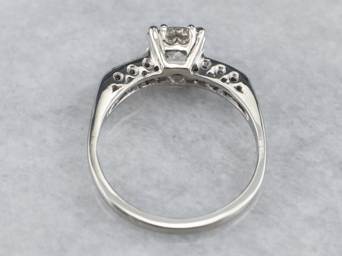 Anillo de compromiso retro de diamantes en oro blanco