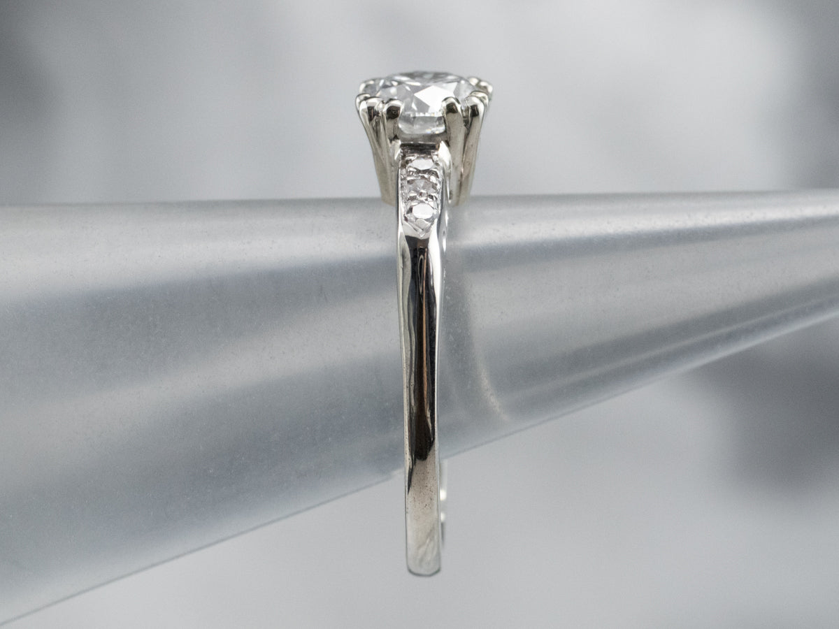 Anillo de compromiso retro de diamantes en oro blanco