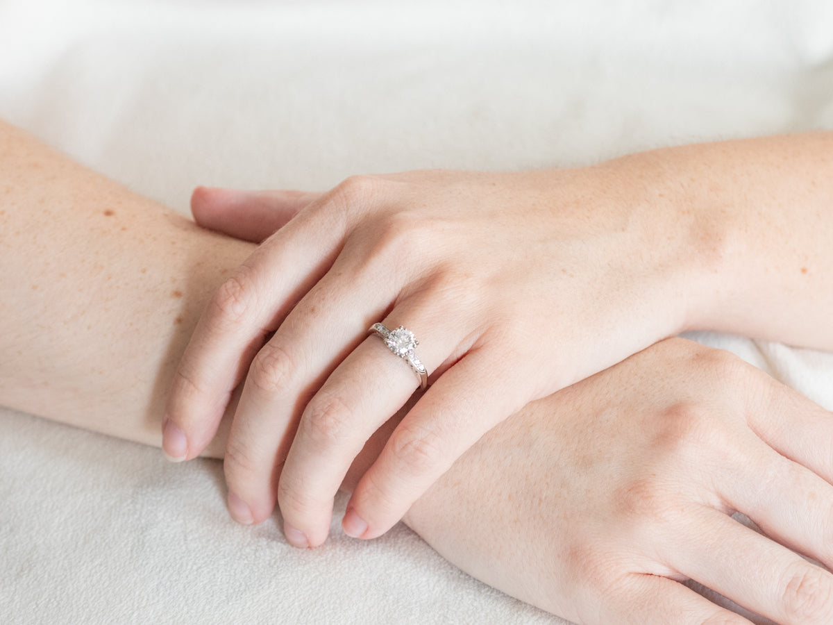 Anillo de compromiso retro de diamantes en oro blanco