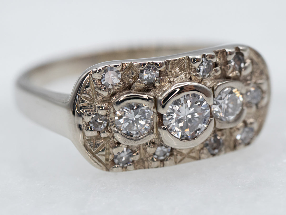 Anillo en racimo de diamantes en oro blanco