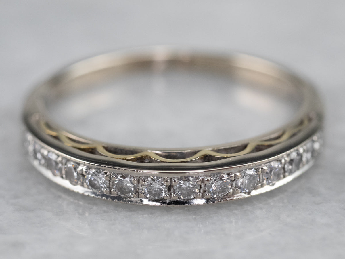 Anillo de banda de diamantes con pavé de galería festoneado en oro blanco de 18 quilates