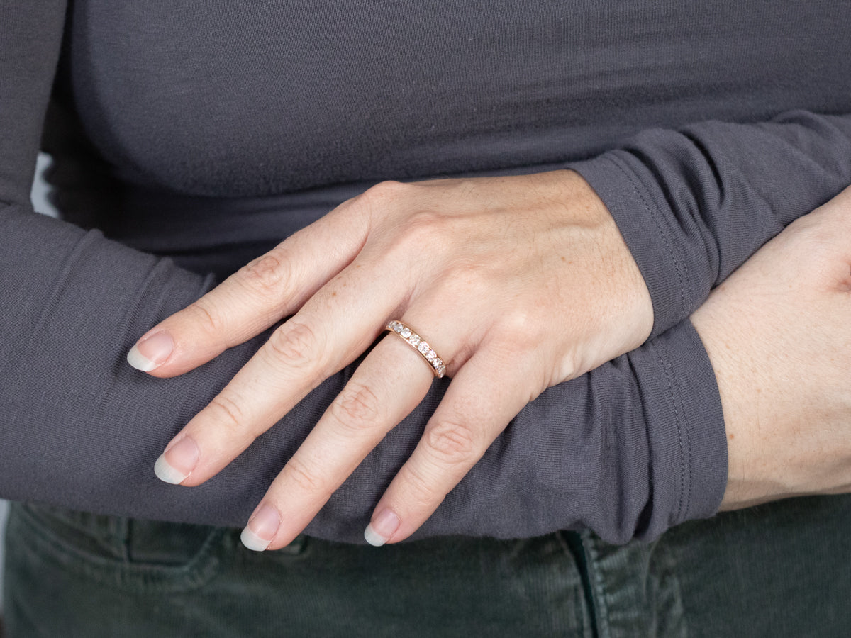 Alianza de boda unisex con diamantes y engaste de canales