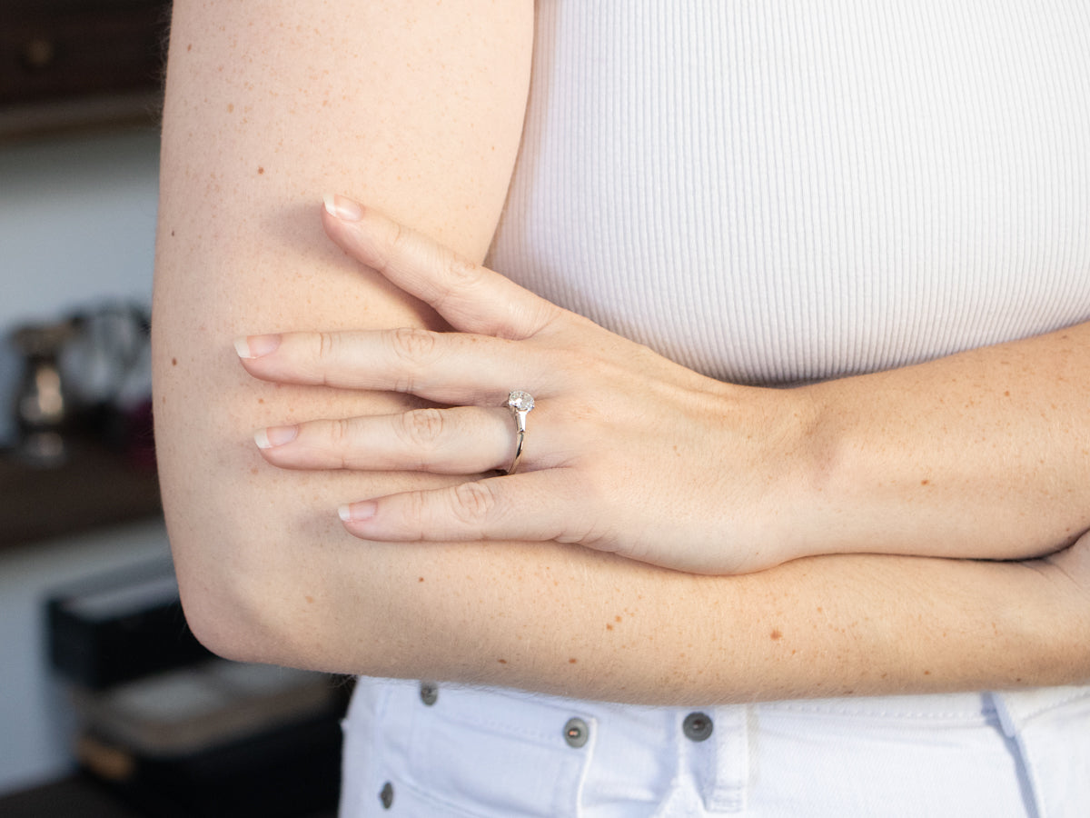 Anillo de compromiso con diamantes de estilo retro