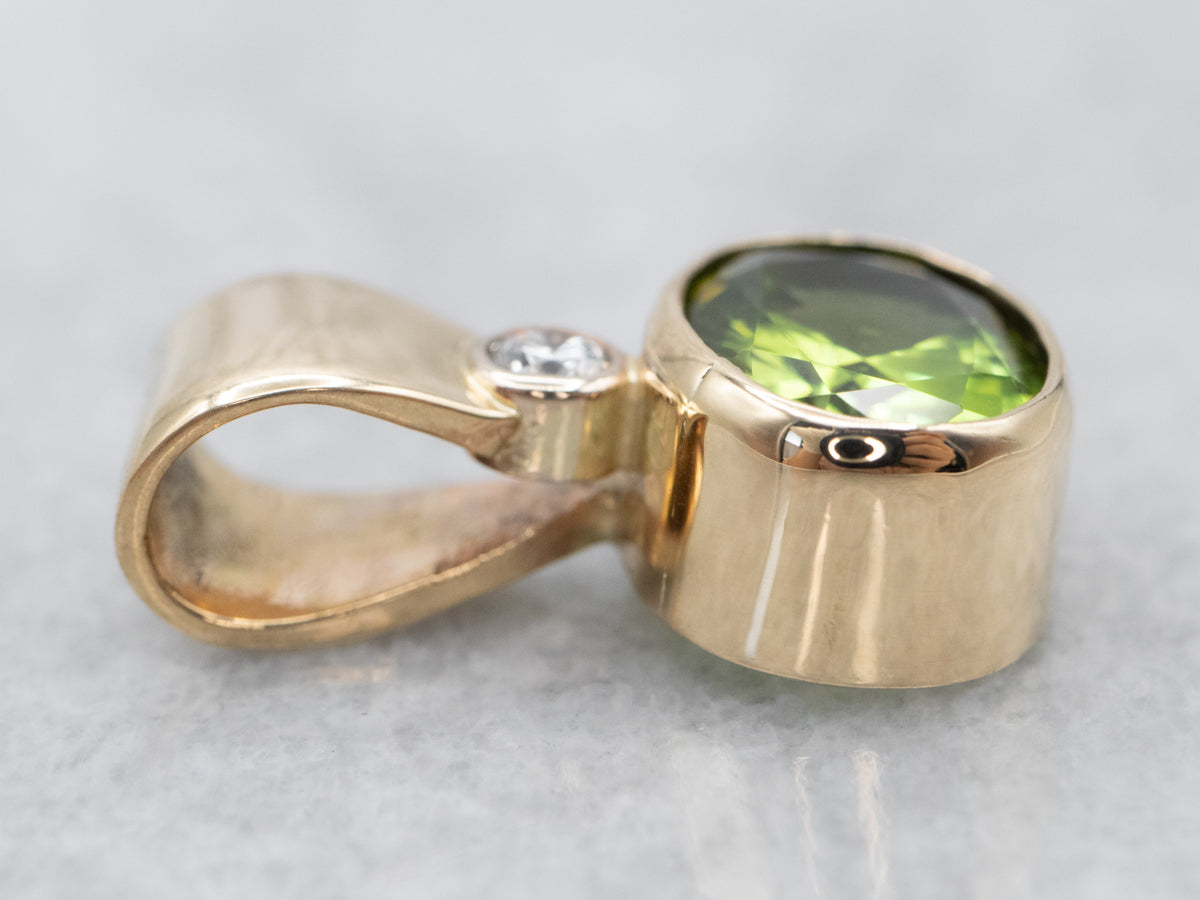 Elegante colgante dorado con turmalina verde y diamantes