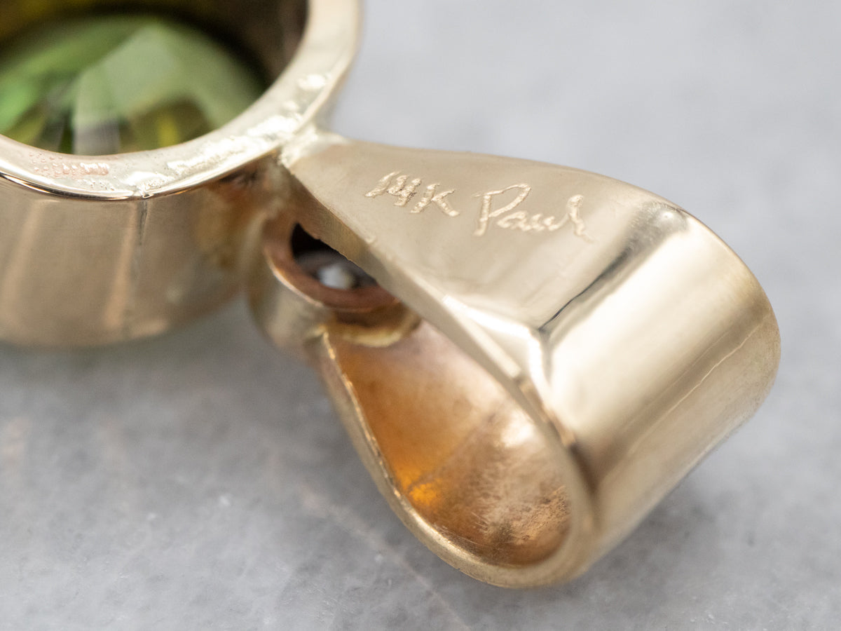 Elegante colgante dorado con turmalina verde y diamantes