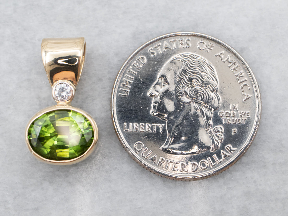 Elegante colgante dorado con turmalina verde y diamantes