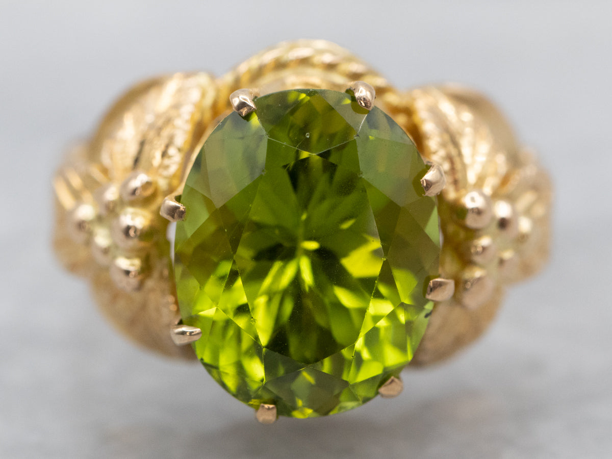 Anillo solitario ovalado con peridoto botánico vintage en oro amarillo de 18 quilates