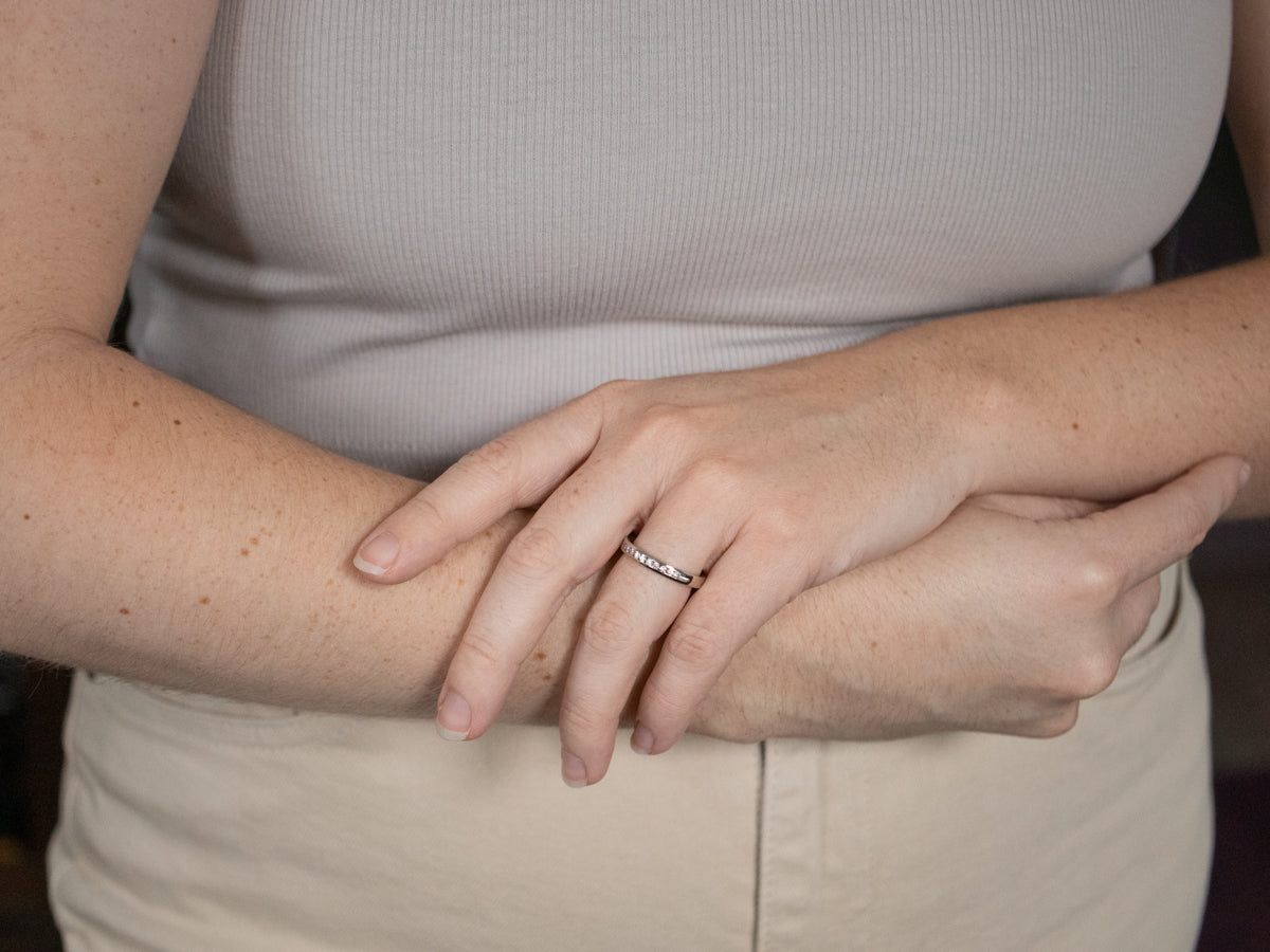 Elegante banda de oro blanco con diamantes