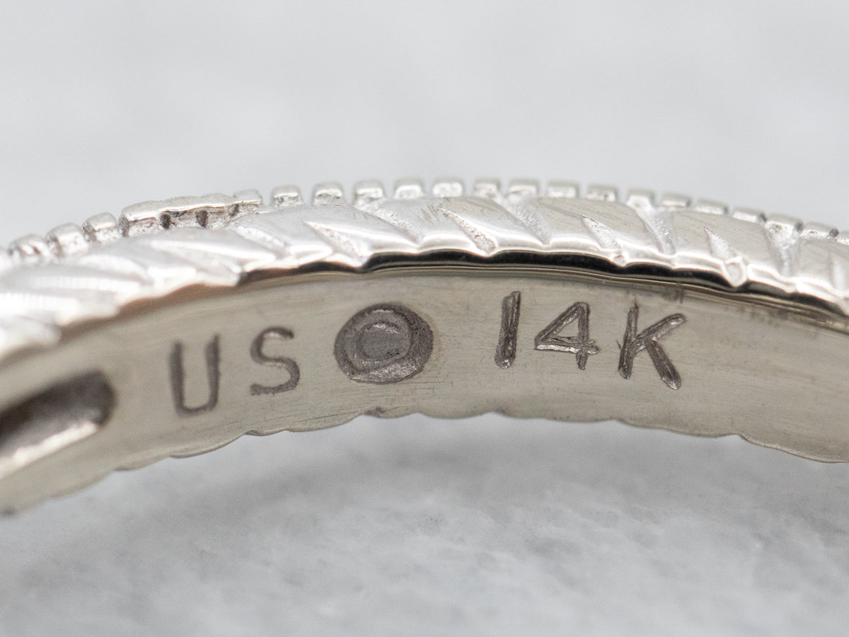 Anillo de compromiso moderno con halo de diamantes ovalados