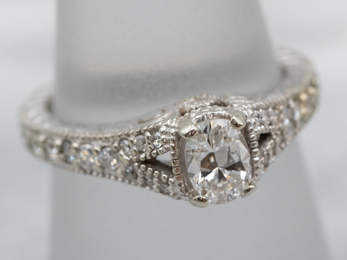 Anillo de compromiso moderno con halo de diamantes ovalados