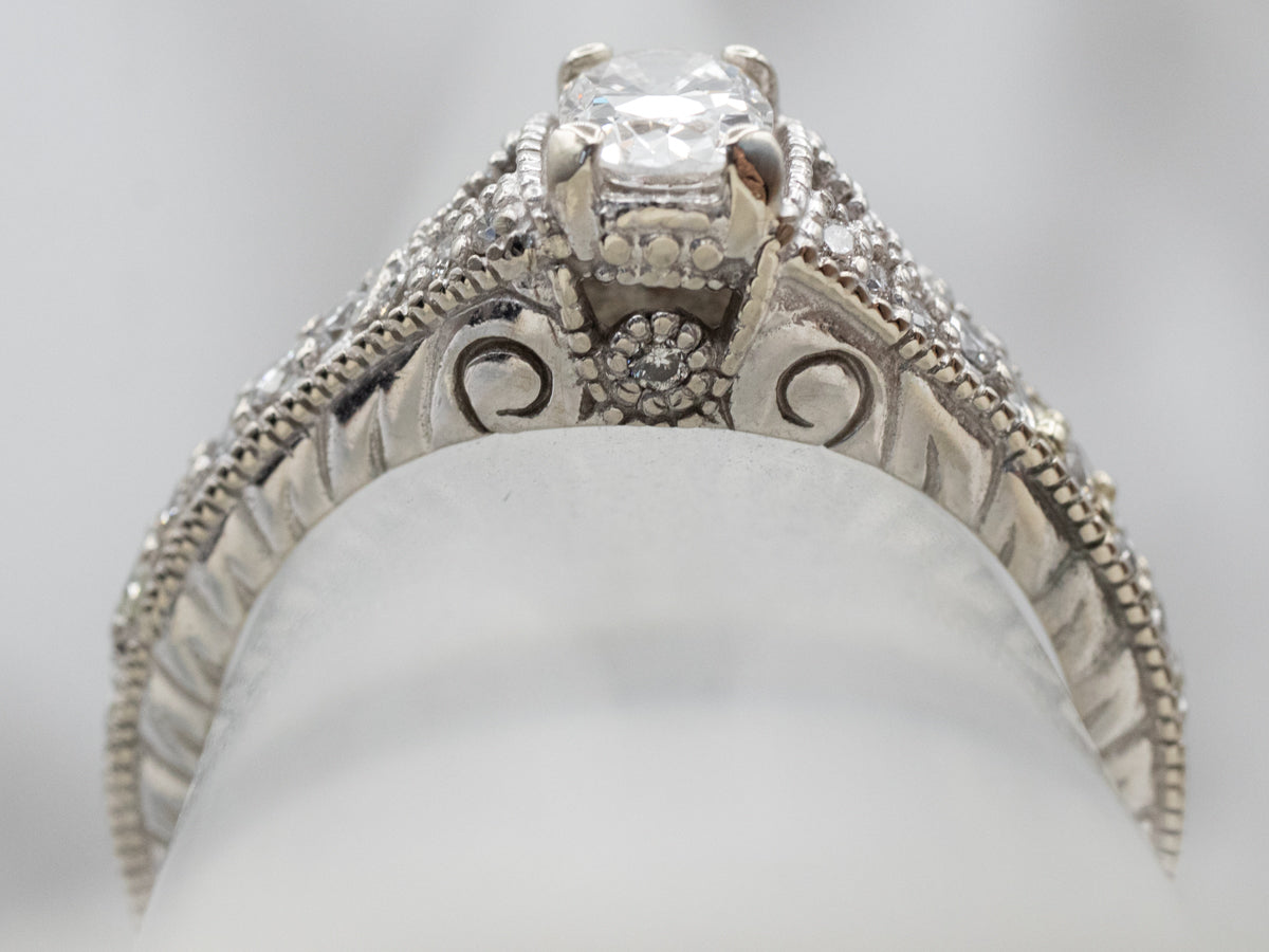 Anillo de compromiso moderno con halo de diamantes ovalados