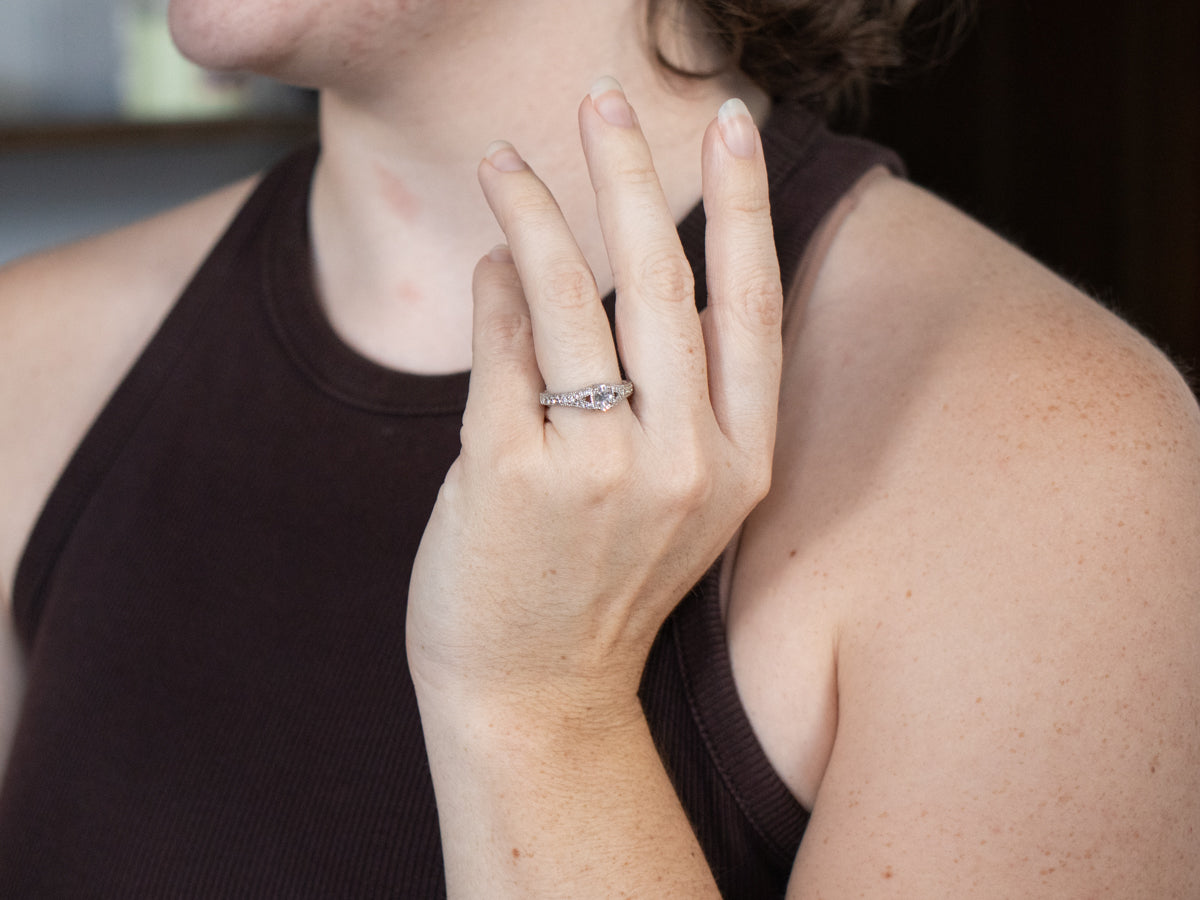 Anillo de compromiso moderno con halo de diamantes ovalados