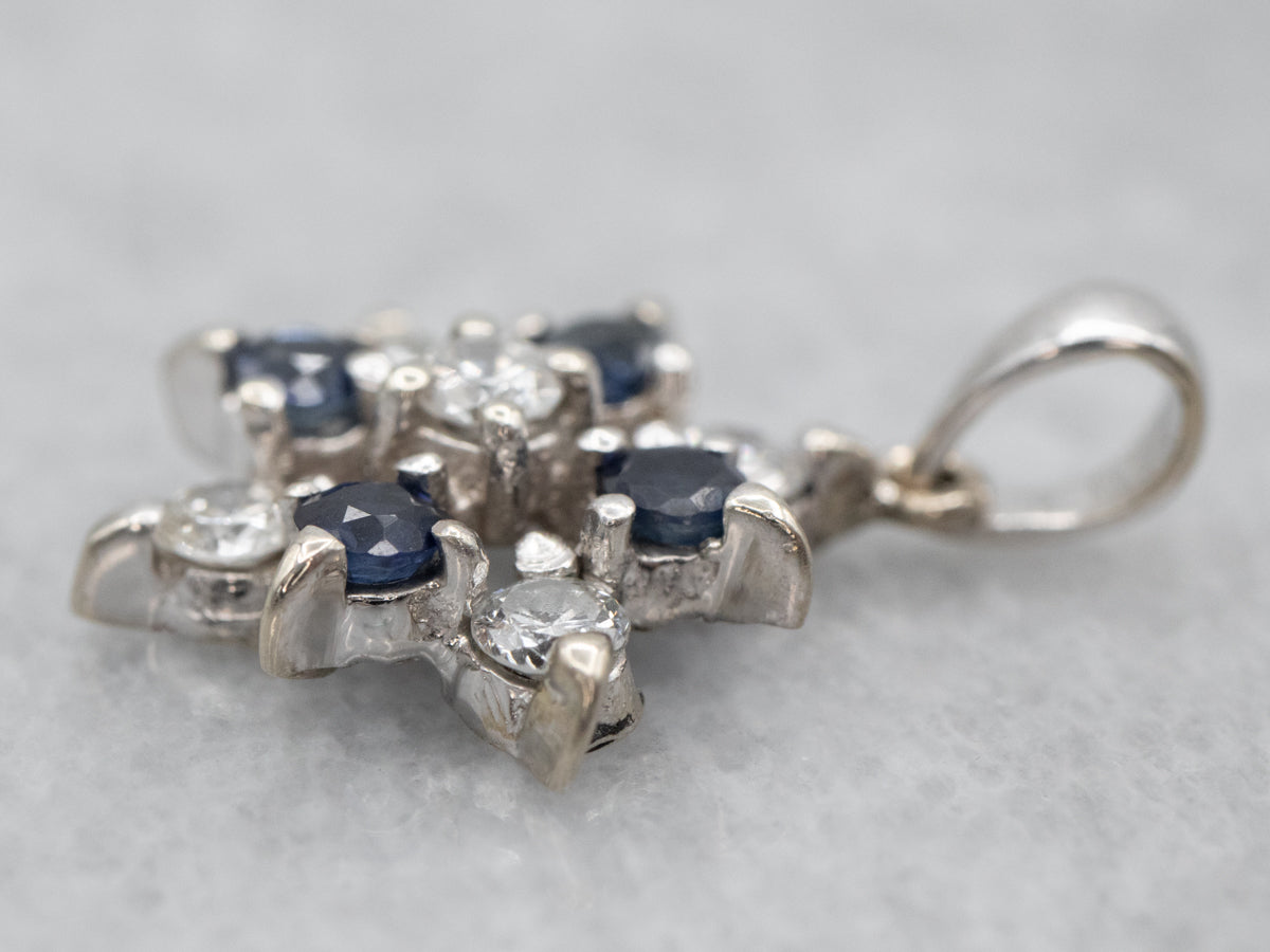 Colgante floral con halo de diamantes y zafiros