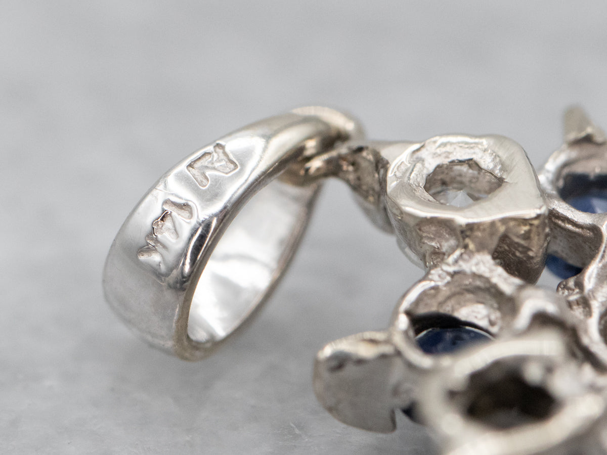 Colgante floral con halo de diamantes y zafiros