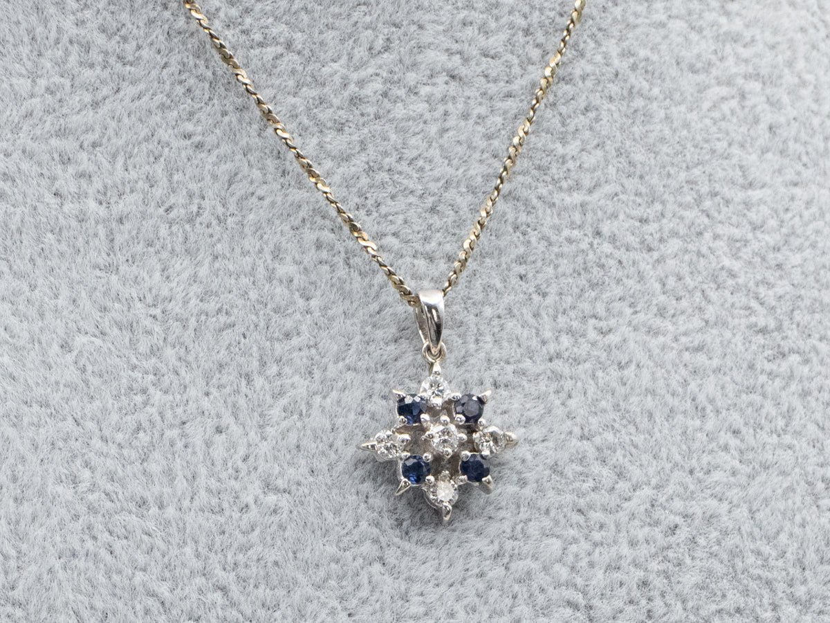 Colgante floral con halo de diamantes y zafiros