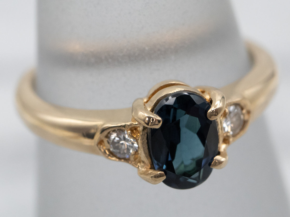 Anillo de tres piedras con zafiro y diamantes