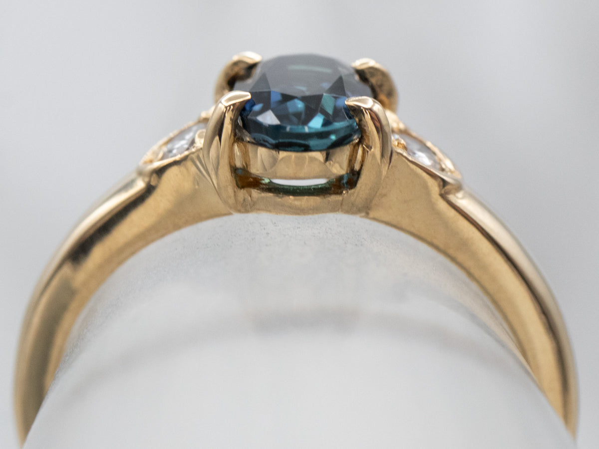 Anillo de tres piedras con zafiro y diamantes