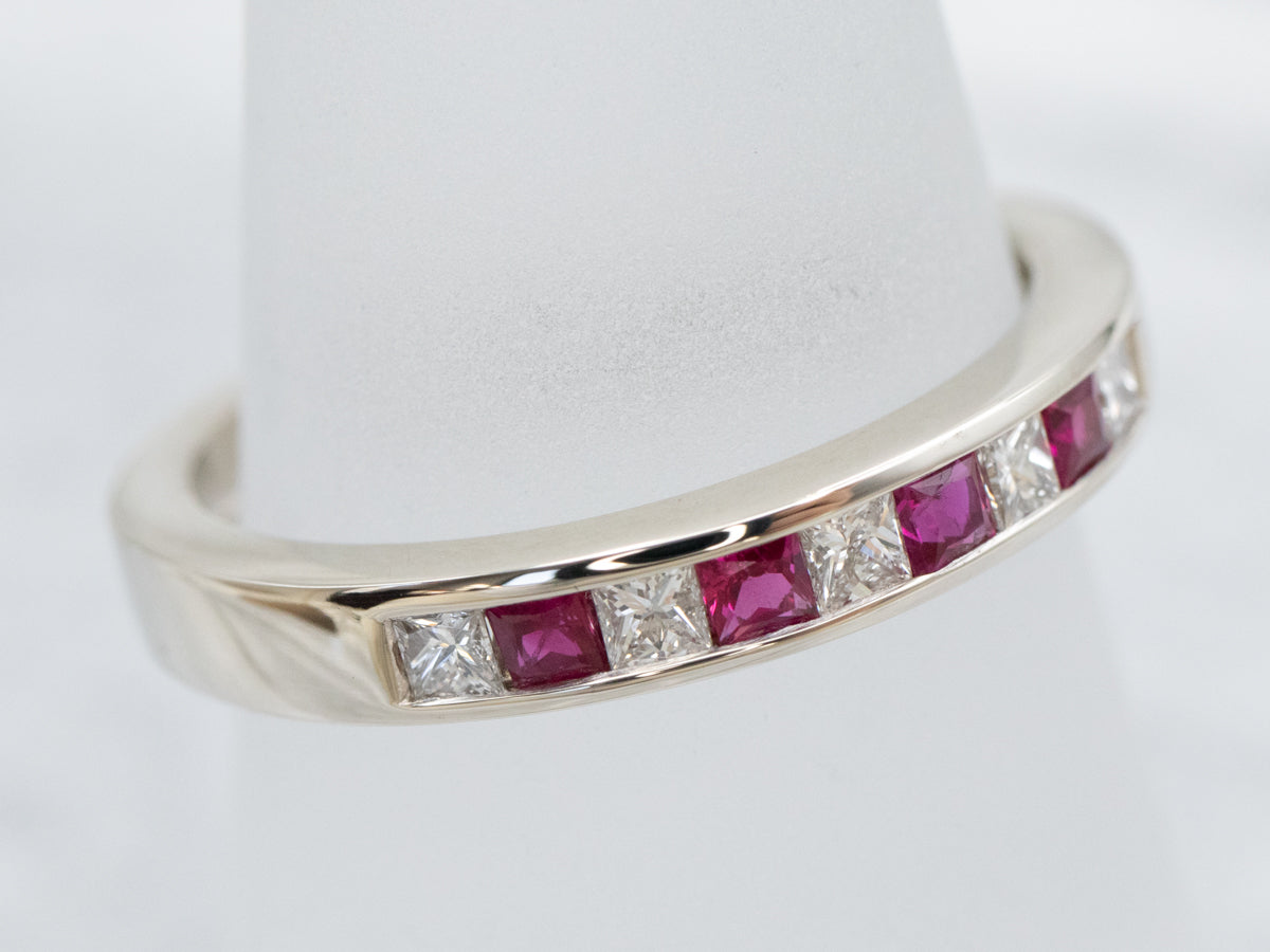 Banda de oro blanco con rubíes y diamantes