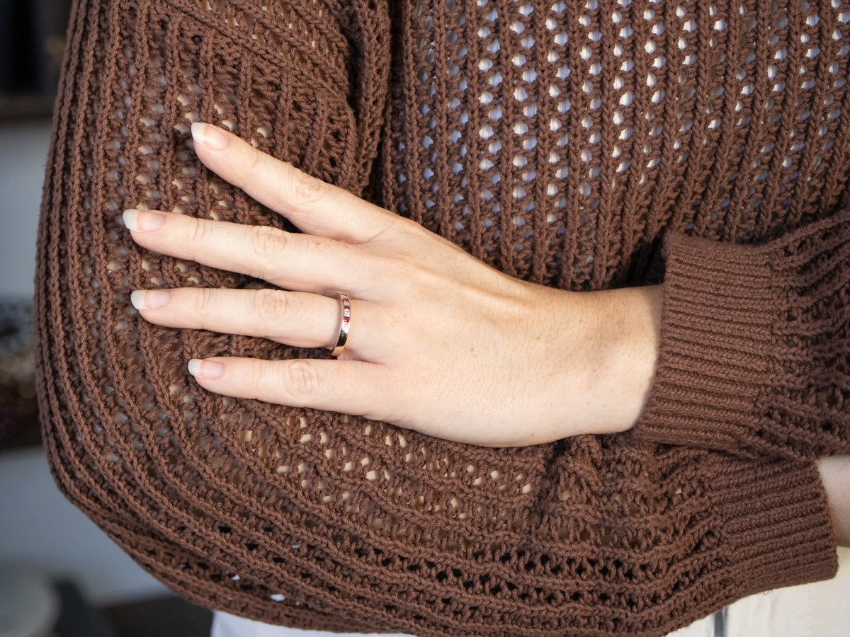 Banda de oro blanco con rubíes y diamantes