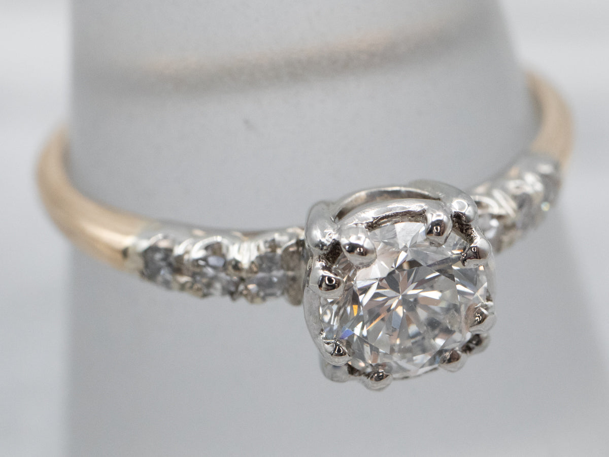 Anillo de compromiso con diamantes de estilo retro