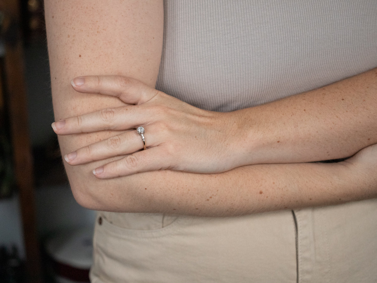 Anillo de compromiso con diamantes de estilo retro