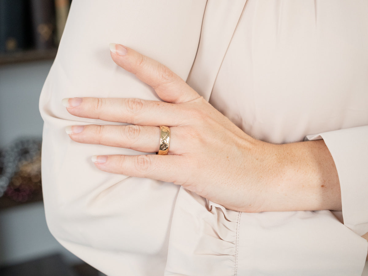 Alianza de boda tallada con arte tejido