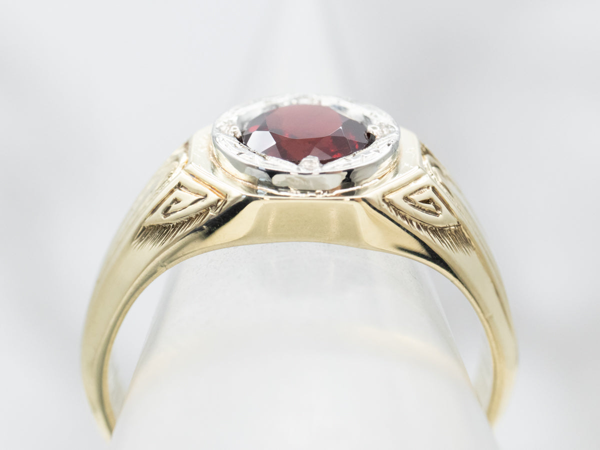 Anillo antiguo con solitario de granate piropo en oro de dos tonos