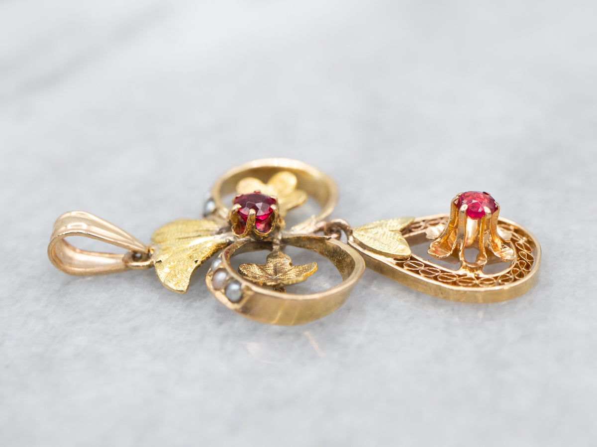 Colgante botánico de solapa con doblete de rubíes antiguos y perlas de semilla