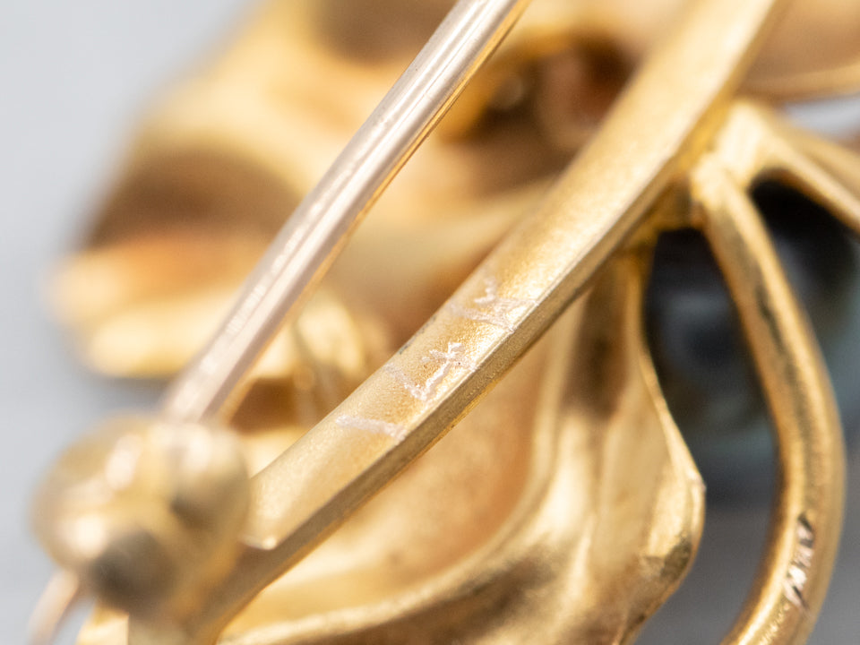 Broche de trébol de cuatro hojas con perlas negras