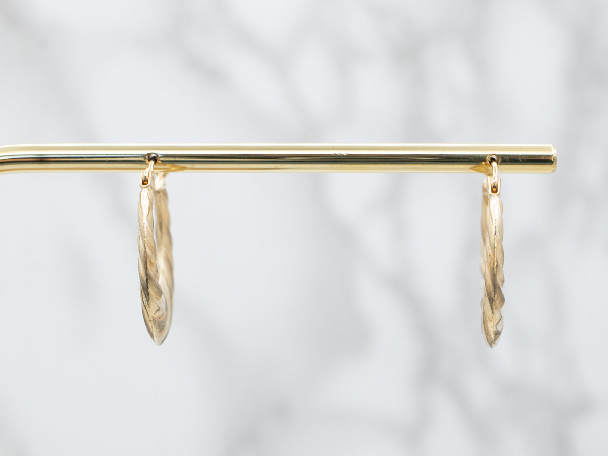 Pendientes de aro de oro retorcido