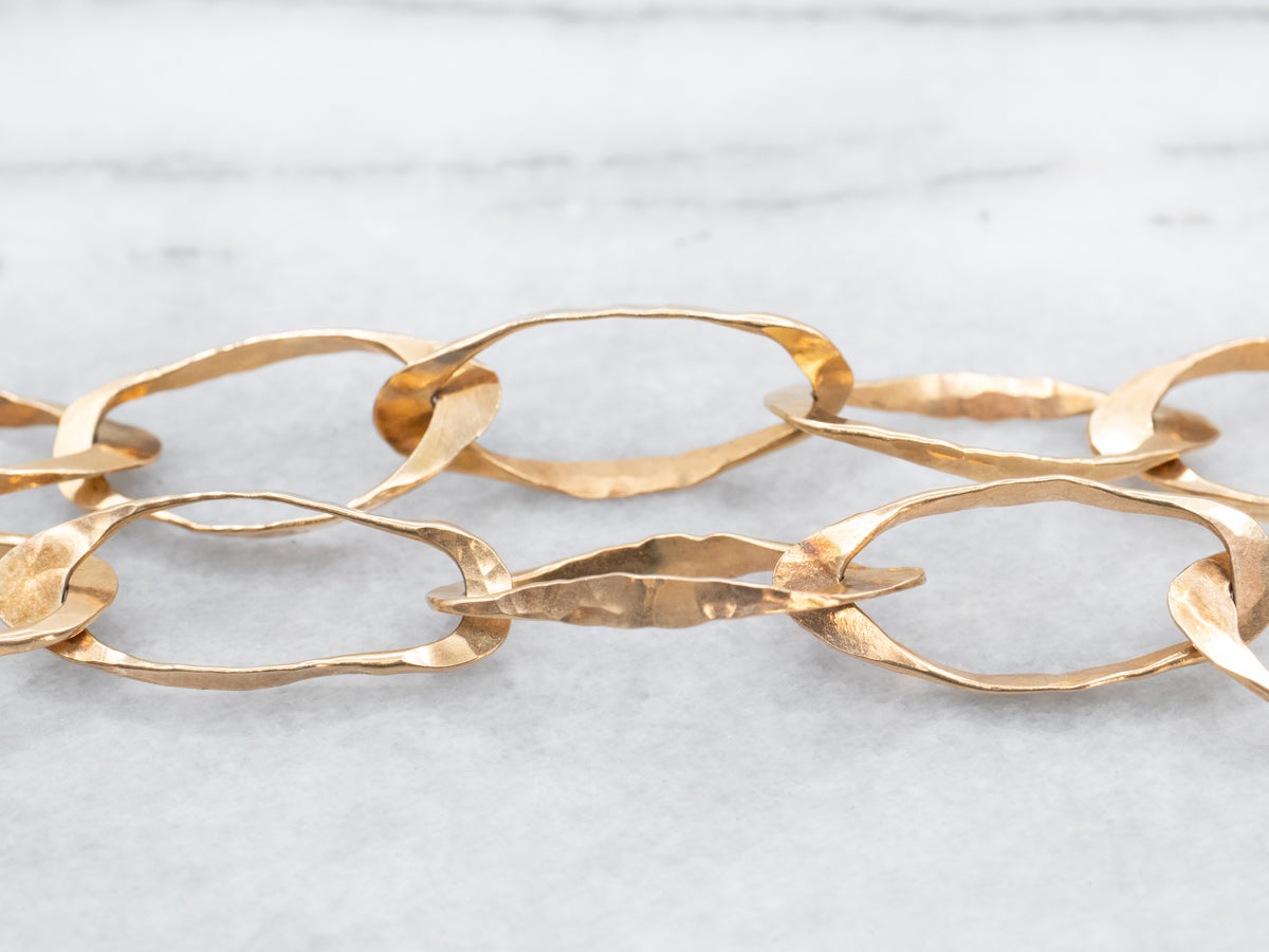 Cadena de eslabones de oro martillado modernista