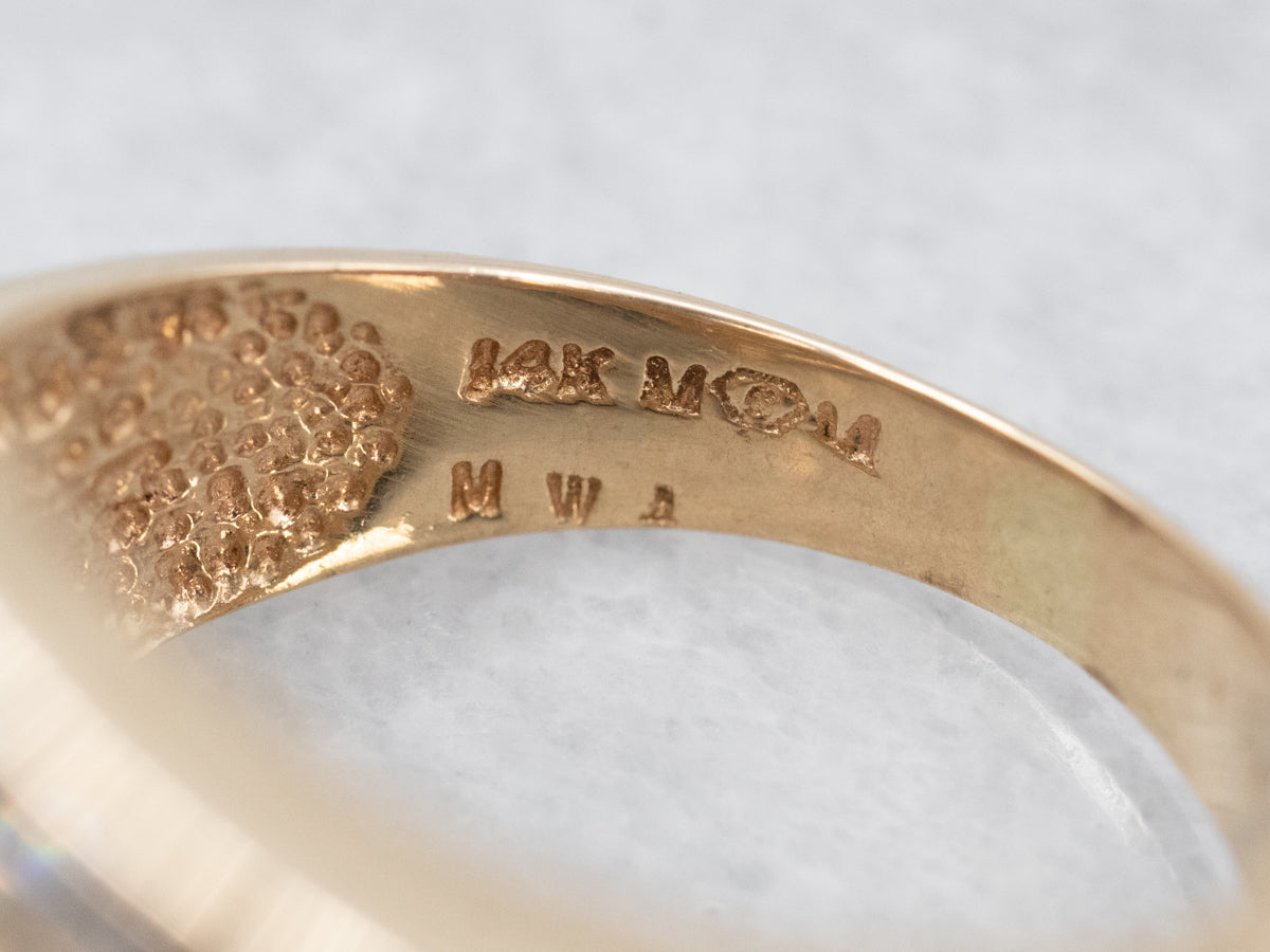 Anillo de oro con derivación de diamantes atrevidos