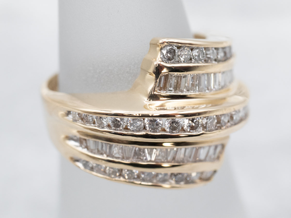 Anillo de oro con derivación de diamantes atrevidos