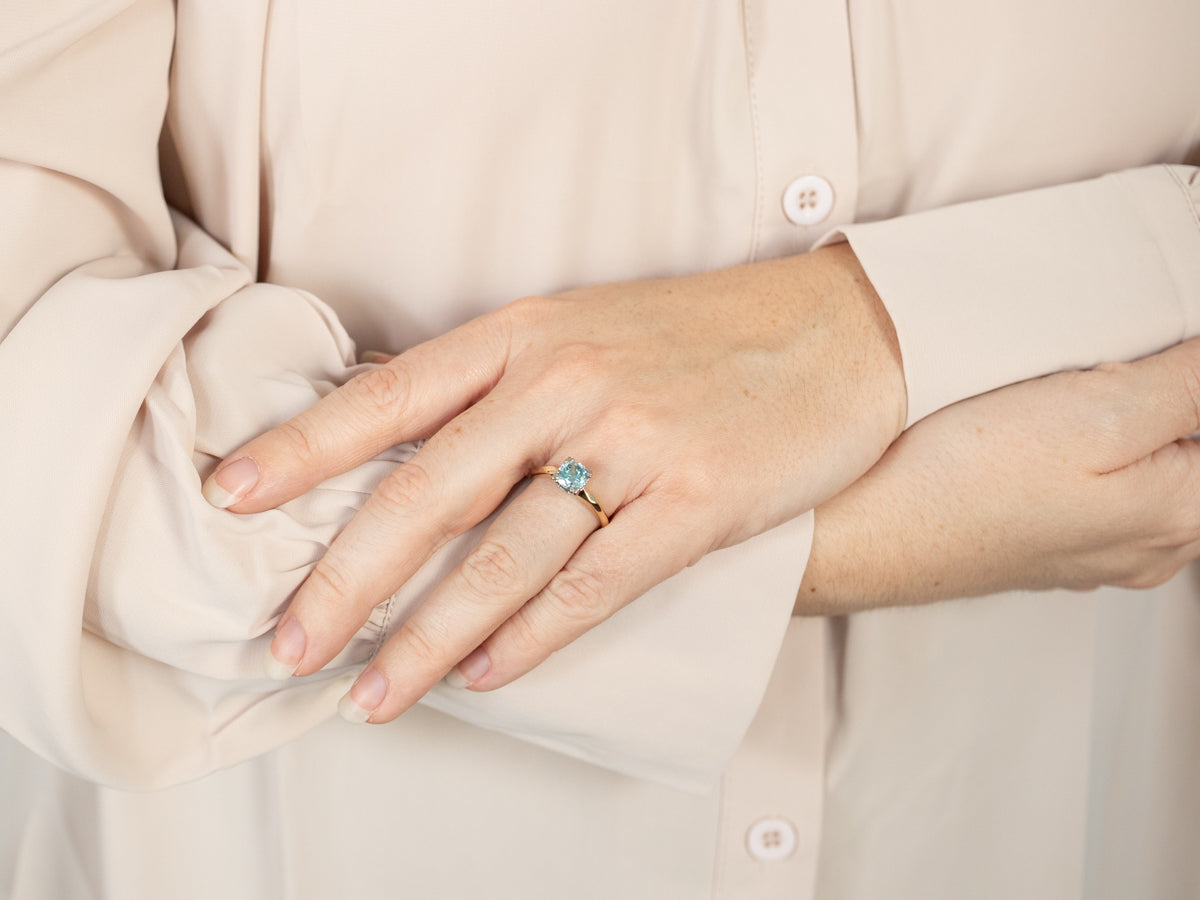 Anillo solitario vintage de circonita azul