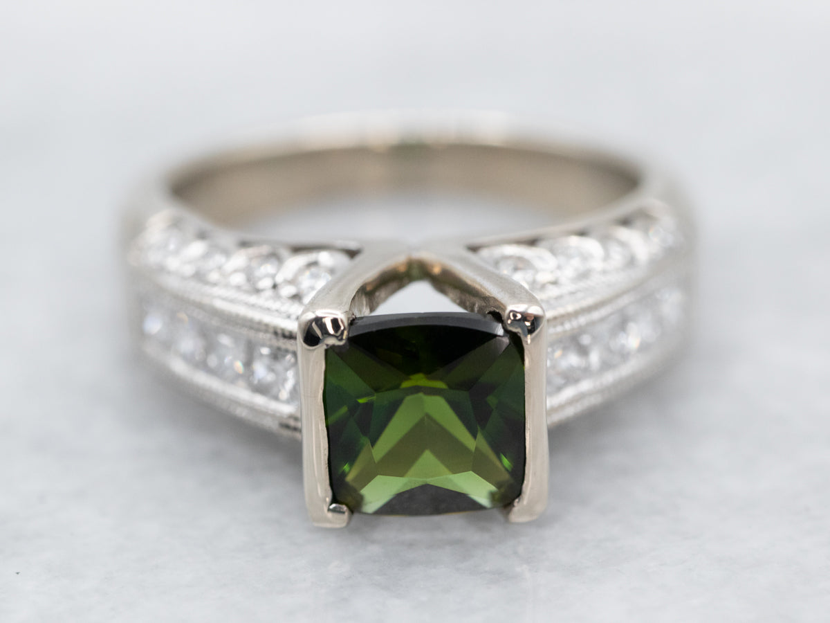 Anillo moderno de turmalina verde y diamantes