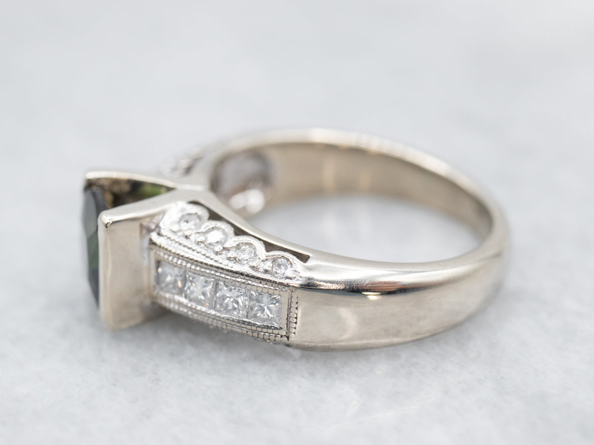 Anillo moderno de turmalina verde y diamantes