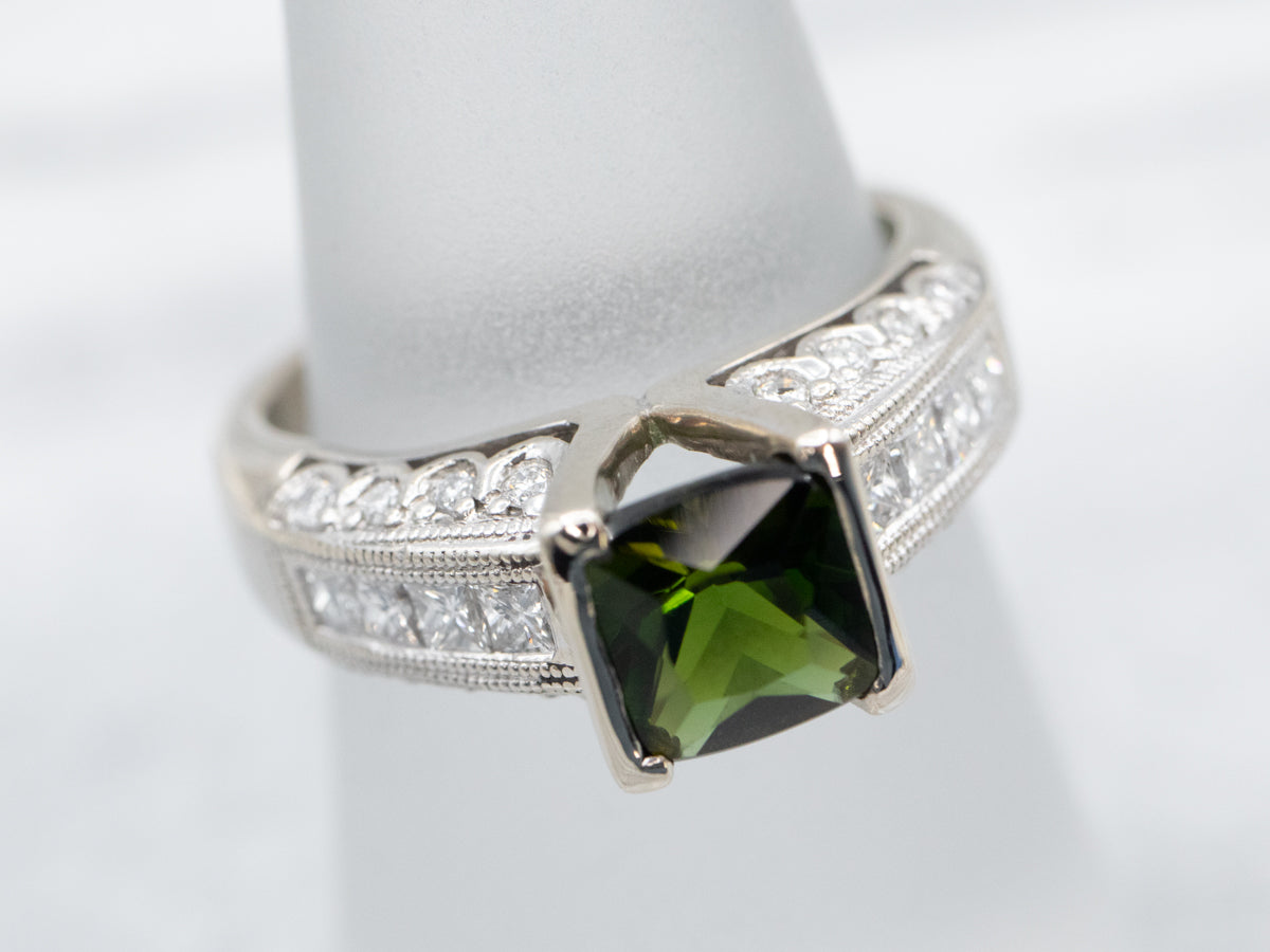 Anillo moderno de turmalina verde y diamantes