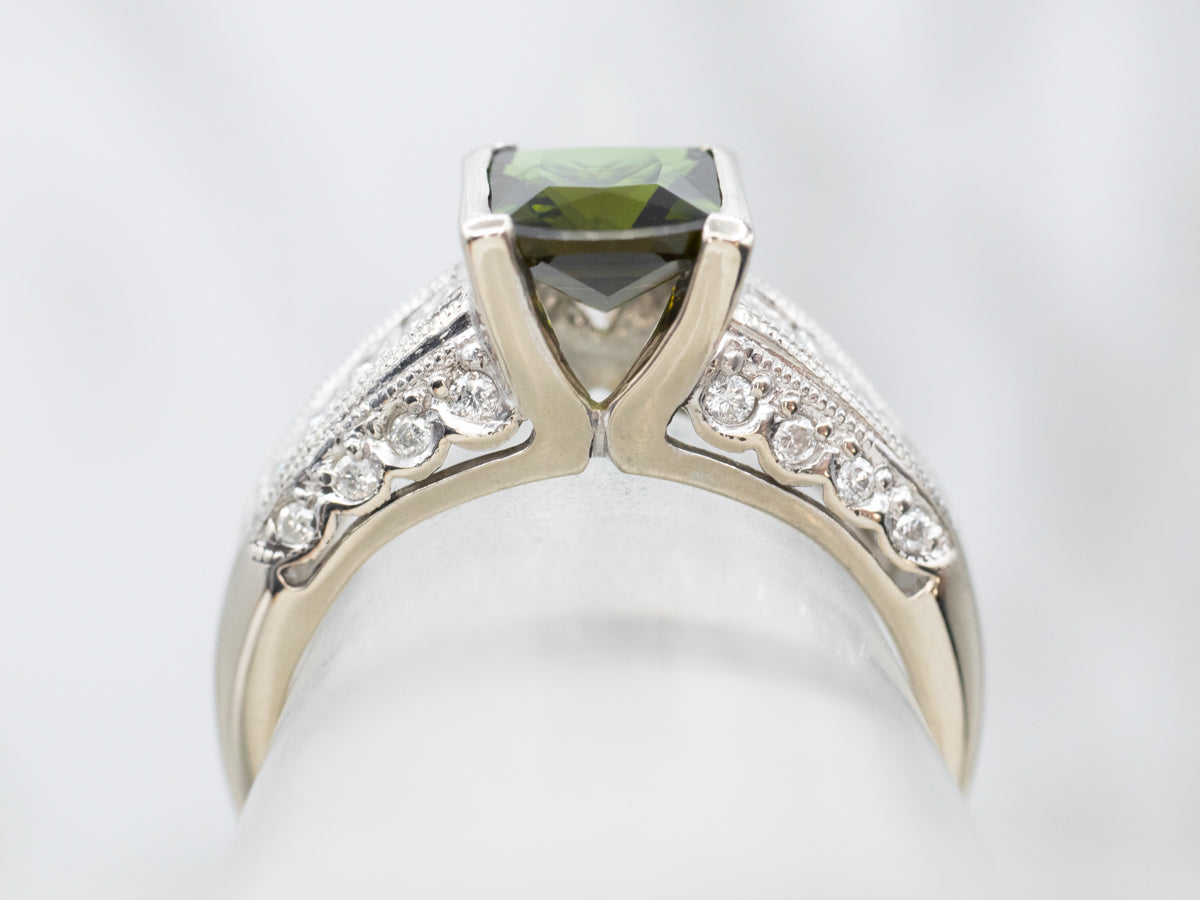 Anillo moderno de turmalina verde y diamantes