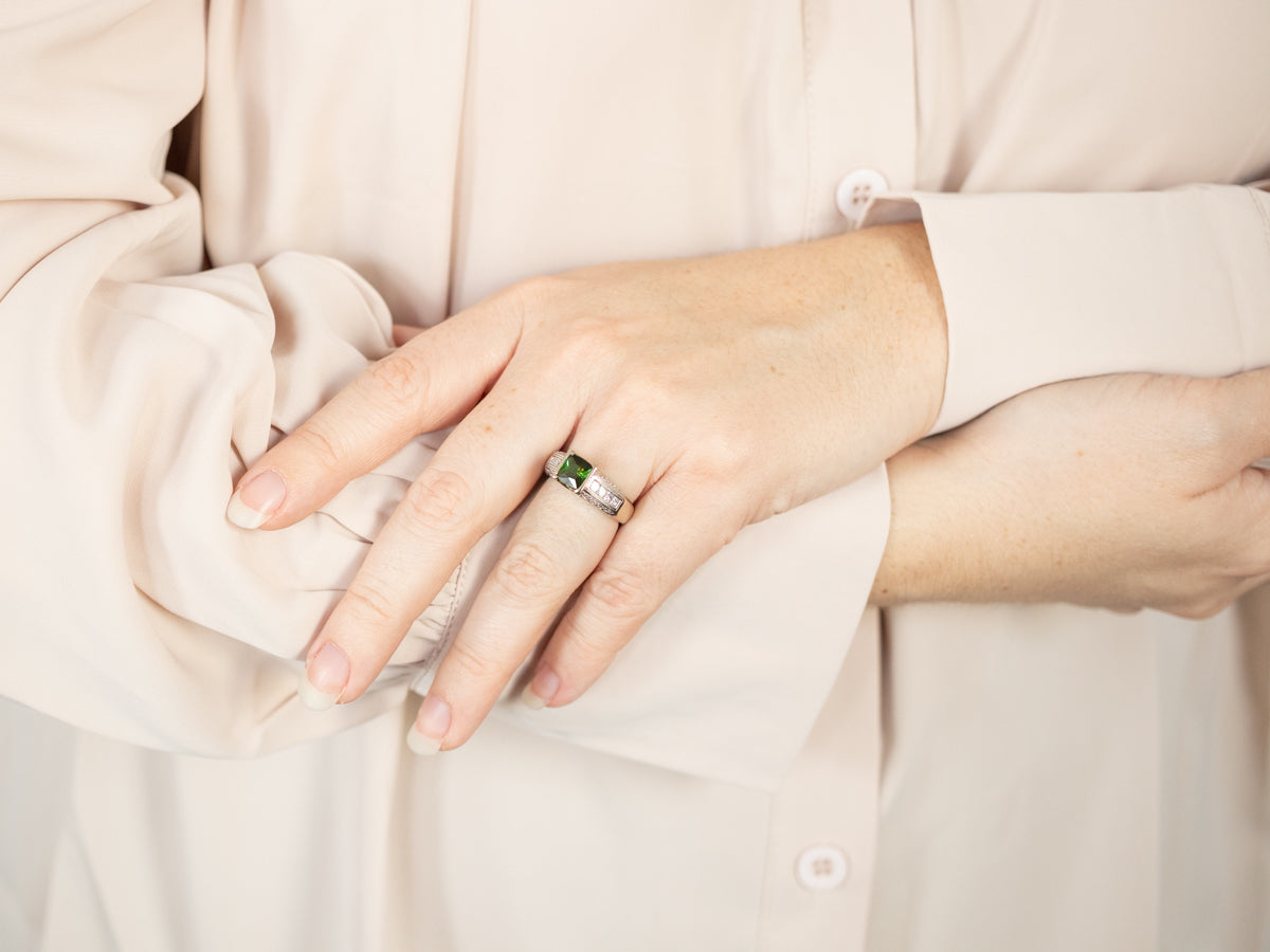 Anillo moderno de turmalina verde y diamantes