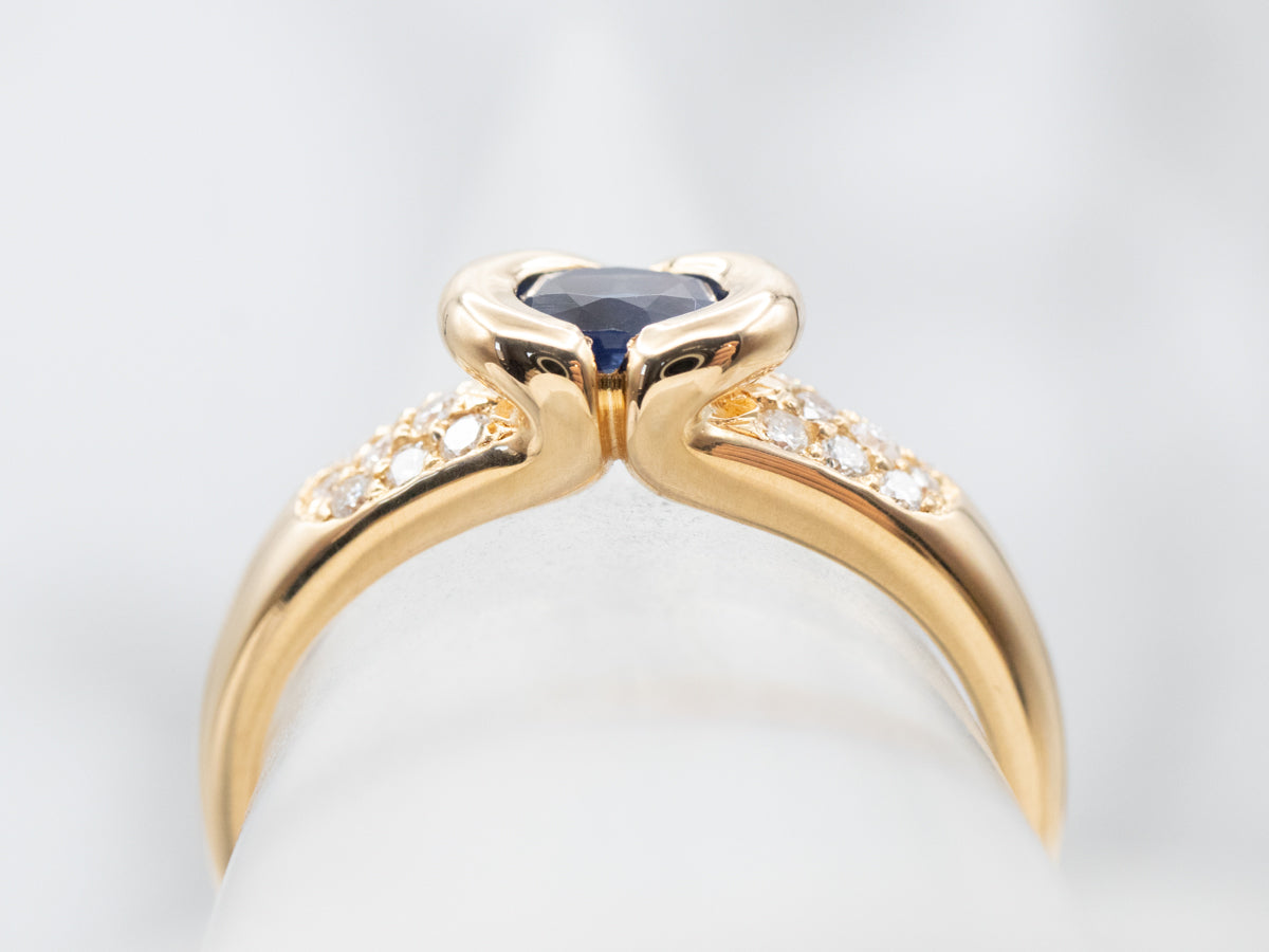 Anillo de diamantes y zafiros de este a oeste