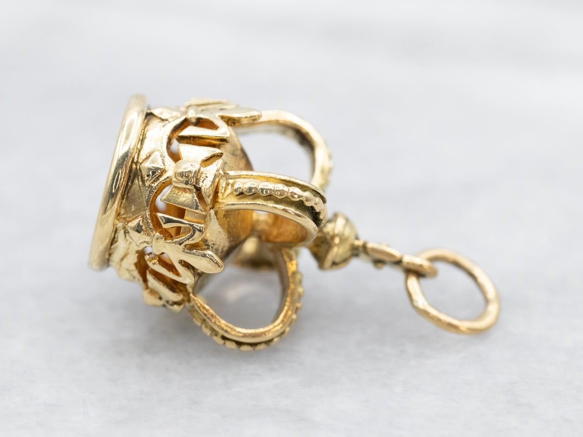 Dije de corona de flor de lis en oro de 18 quilates