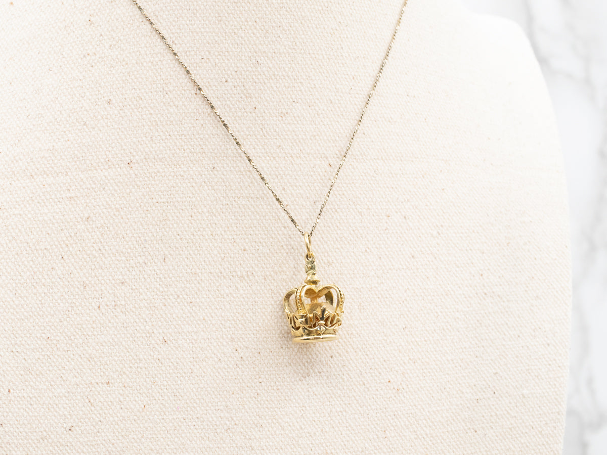 Dije de corona de flor de lis en oro de 18 quilates