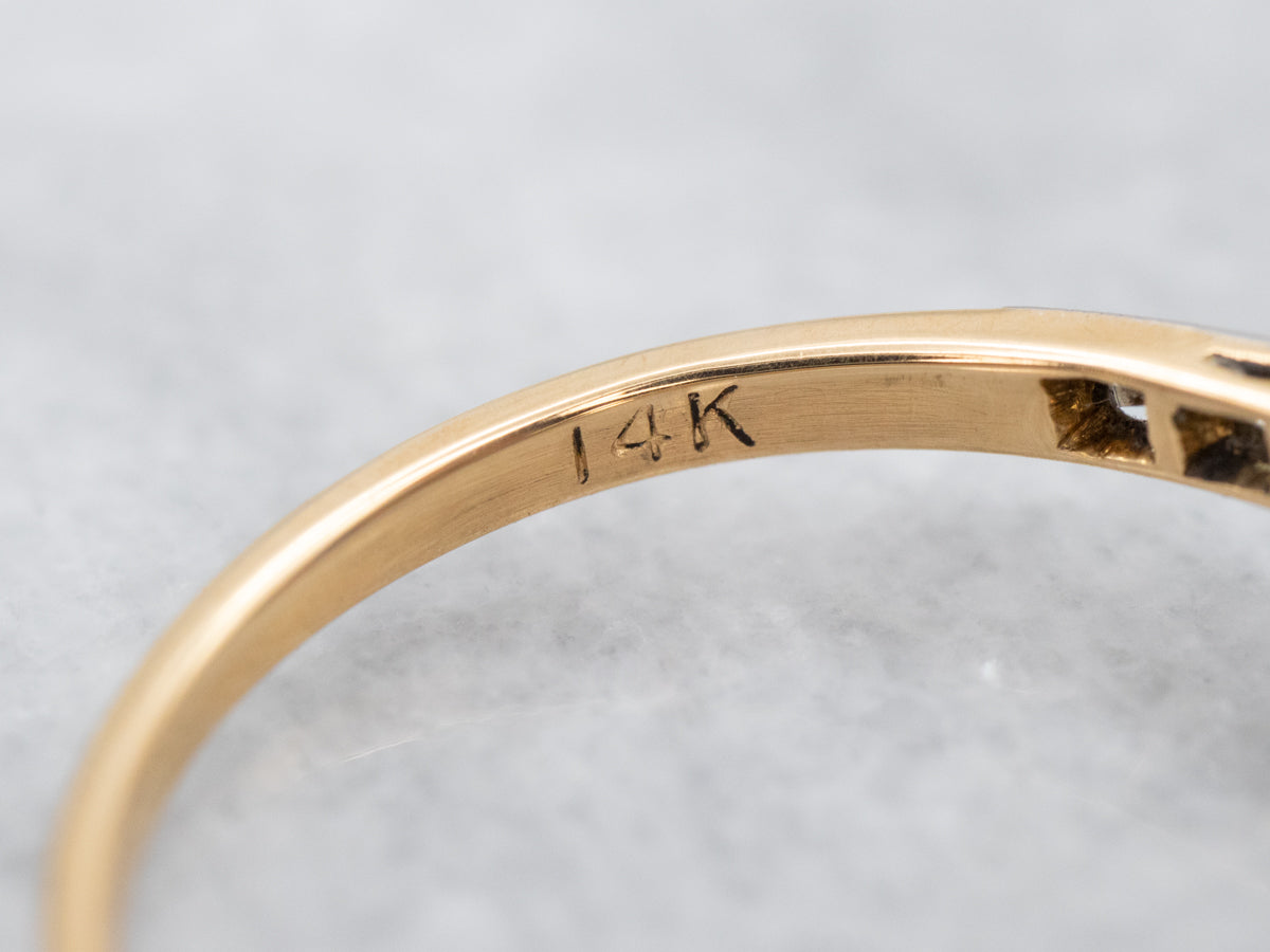 Anillo de diamantes con talla de mina antigua y zafiro raro