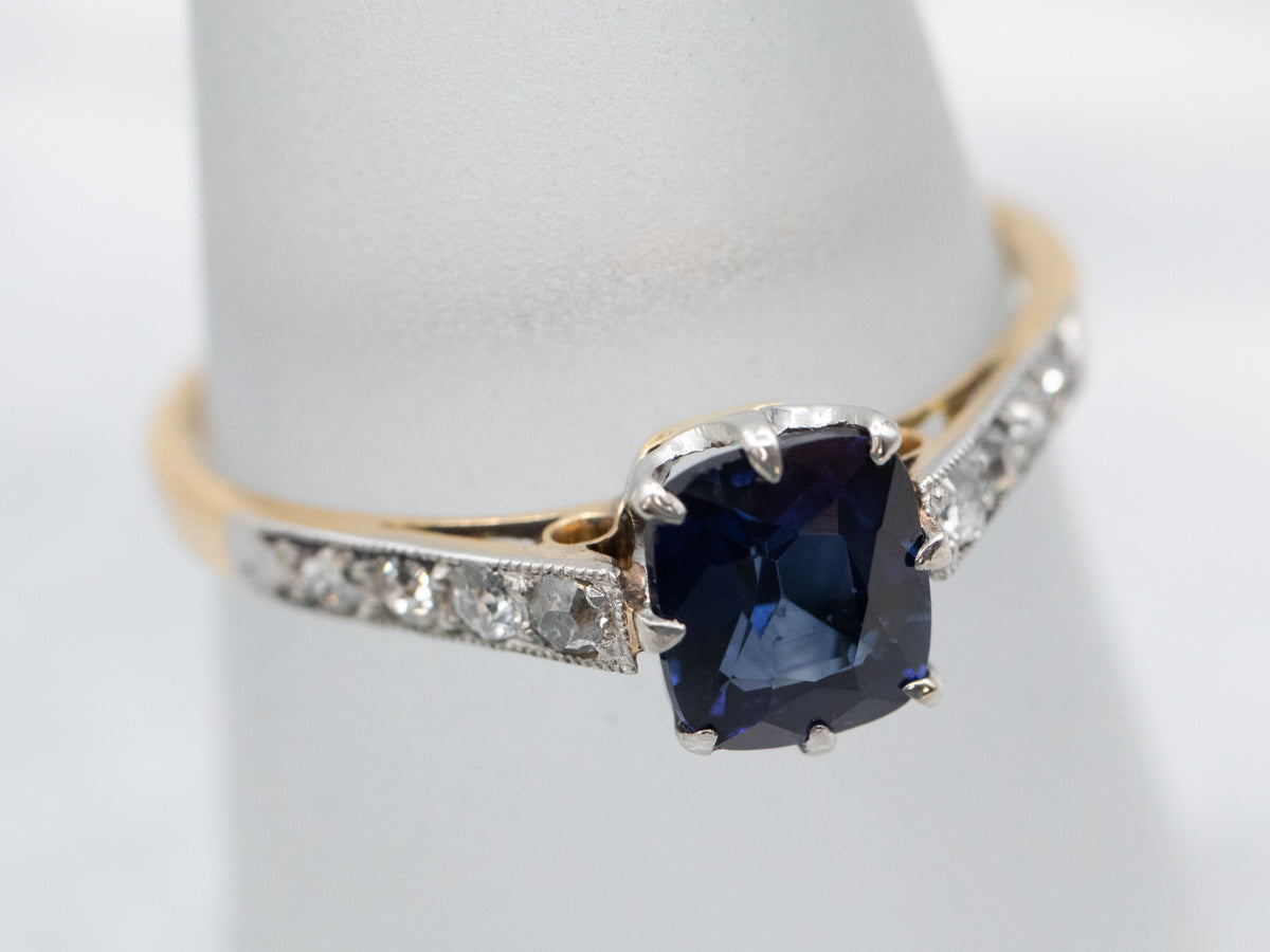 Anillo de diamantes con talla de mina antigua y zafiro raro