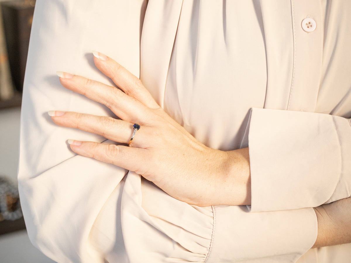 Anillo de diamantes con talla de mina antigua y zafiro raro