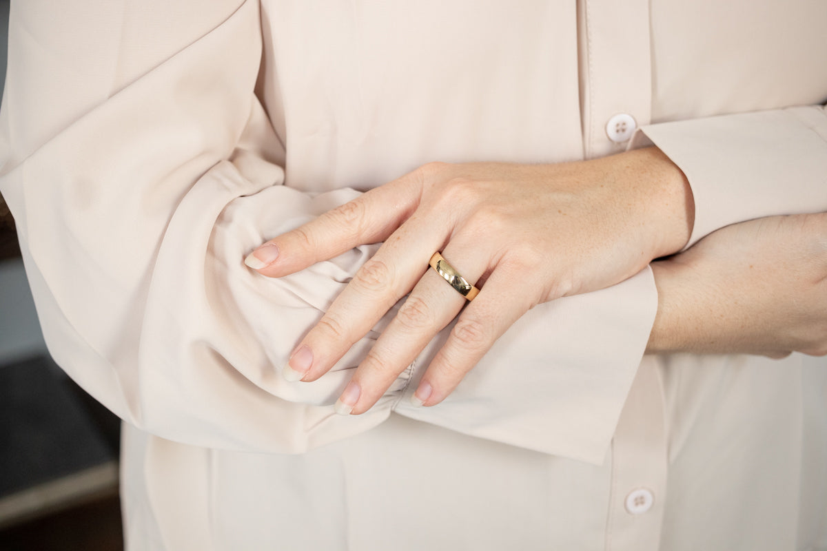 Correa clásica dorada de ajuste cómodo.