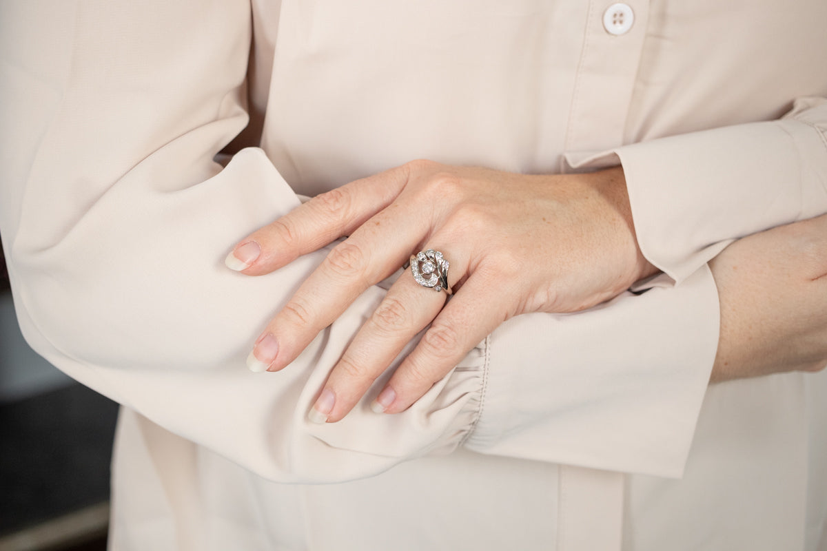 Impresionante anillo de cóctel de diamantes de la era retro