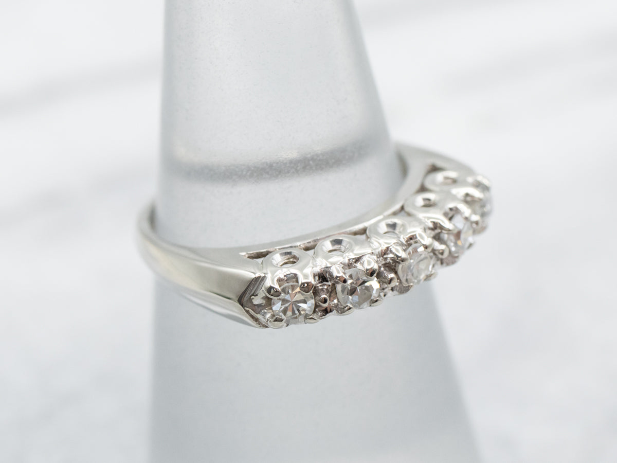 Anillo con banda con incrustaciones de diamantes