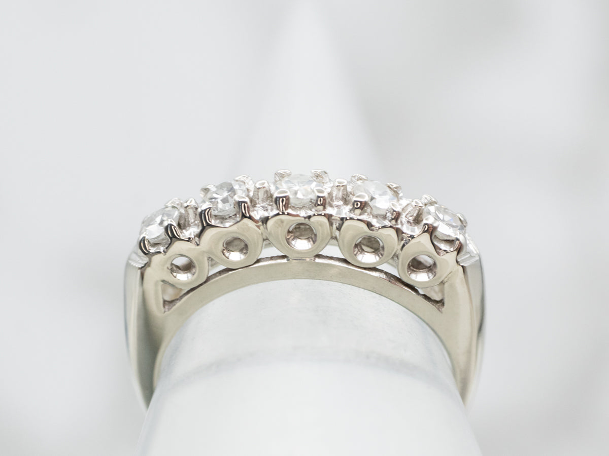 Anillo con banda con incrustaciones de diamantes